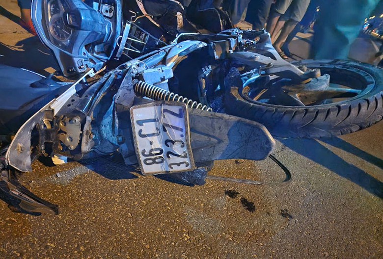 Xe máy bị ô tô tải húc văng tại hiện trường vụ tai nạn. Xe máy bị ô tô tải húc văng tại hiện trường vụ tai nạn.