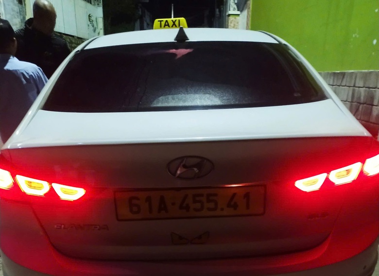 Truy t&igrave;m t&agrave;i xế taxi xịt hơi cay khiến 2 kh&aacute;ch phải nhập viện- Ảnh 1.
