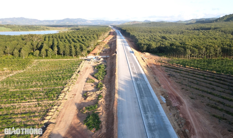 Th&aacute;ng 12, thảm m&eacute;t b&ecirc; t&ocirc;ng nhựa đầu ti&ecirc;n tr&ecirc;n cao tốc Kh&aacute;nh H&ograve;a - Bu&ocirc;n Ma Thuột- Ảnh 6.