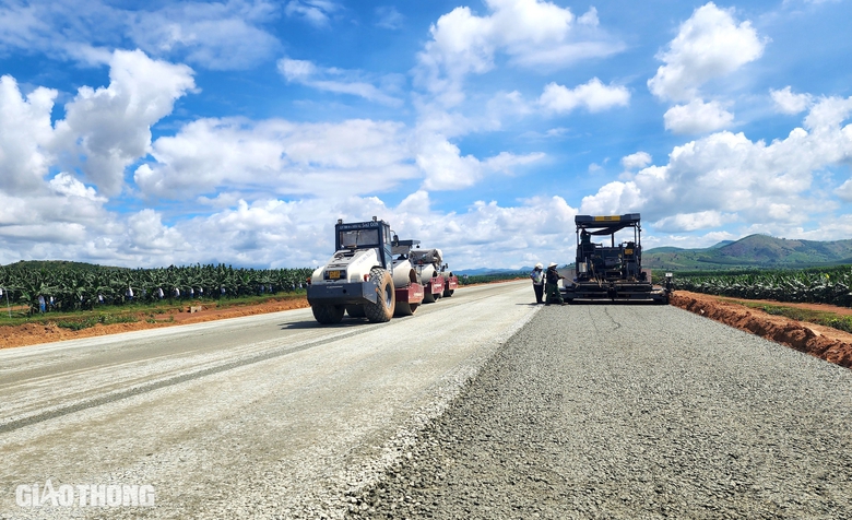 Th&aacute;ng 12, thảm m&eacute;t b&ecirc; t&ocirc;ng nhựa đầu ti&ecirc;n tr&ecirc;n cao tốc Kh&aacute;nh H&ograve;a - Bu&ocirc;n Ma Thuột- Ảnh 3.