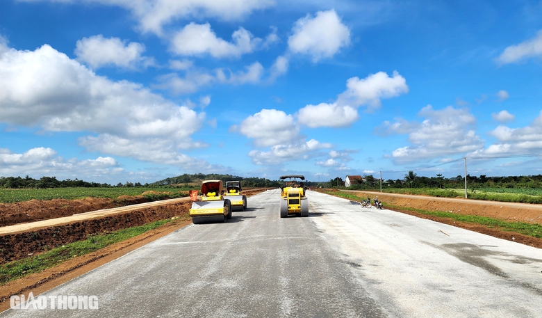 Th&aacute;ng 12, thảm m&eacute;t b&ecirc; t&ocirc;ng nhựa đầu ti&ecirc;n tr&ecirc;n cao tốc Kh&aacute;nh H&ograve;a - Bu&ocirc;n Ma Thuột- Ảnh 5.