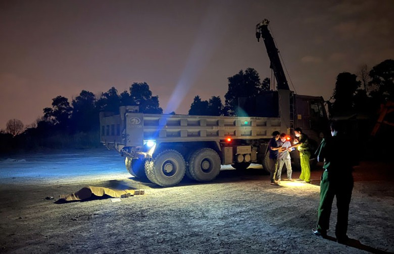 Lực lượng chức năng xử lý hiện trường. Lực lượng chức năng xử lý hiện trường.