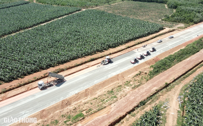 Th&aacute;ng 12, thảm m&eacute;t b&ecirc; t&ocirc;ng nhựa đầu ti&ecirc;n tr&ecirc;n cao tốc Kh&aacute;nh H&ograve;a - Bu&ocirc;n Ma Thuột- Ảnh 8.