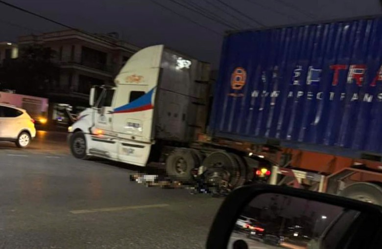 Hiện trường vụ tai nạn khiến người điều khiển xe máy tử vong tại chỗ. Hiện trường vụ tai nạn khiến người điều khiển xe máy tử vong tại chỗ.