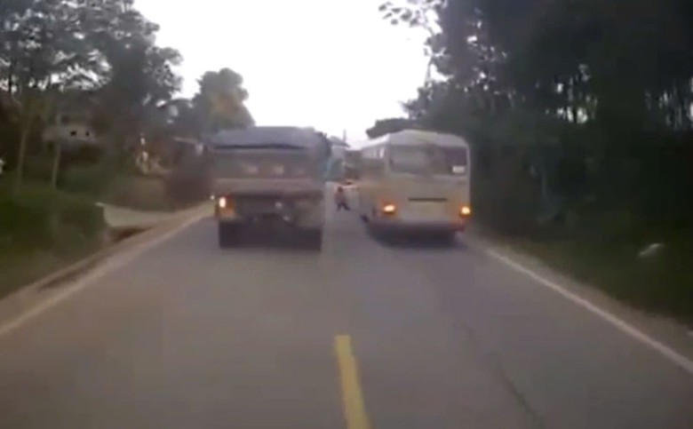 B&eacute; g&aacute;i chạy băng qua đường th&igrave; đ&uacute;ng l&uacute;c chiếc xe tải lao tới t&ocirc;ng phải (Ảnh cắt từ clip).