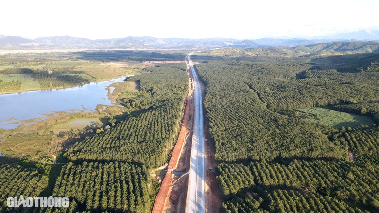 Th&aacute;ng 12, thảm m&eacute;t b&ecirc; t&ocirc;ng nhựa đầu ti&ecirc;n tr&ecirc;n cao tốc Kh&aacute;nh H&ograve;a - Bu&ocirc;n Ma Thuột- Ảnh 9.