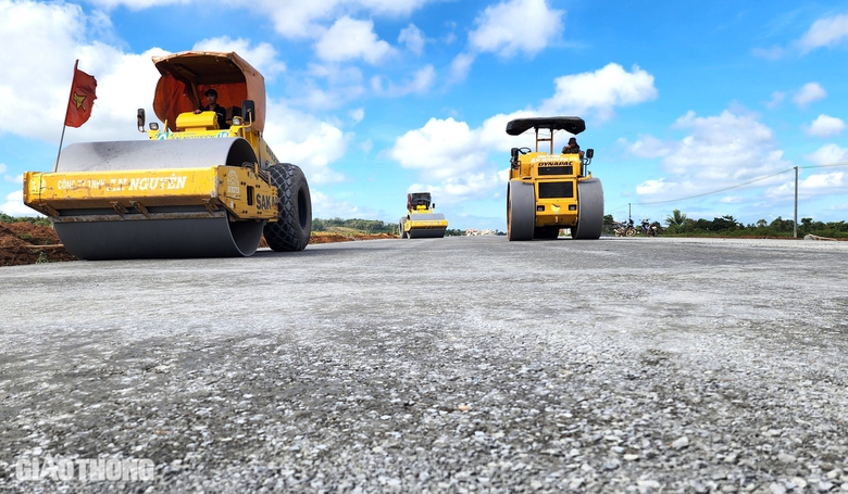 Th&aacute;ng 12, thảm m&eacute;t b&ecirc; t&ocirc;ng nhựa đầu ti&ecirc;n tr&ecirc;n cao tốc Kh&aacute;nh H&ograve;a - Bu&ocirc;n Ma Thuột- Ảnh 4.