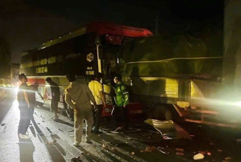 Hiện trường vụ tai nạn li&ecirc;n ho&agrave;n giữa 4 xe &ocirc; t&ocirc; tr&ecirc;n quốc lộ 5.