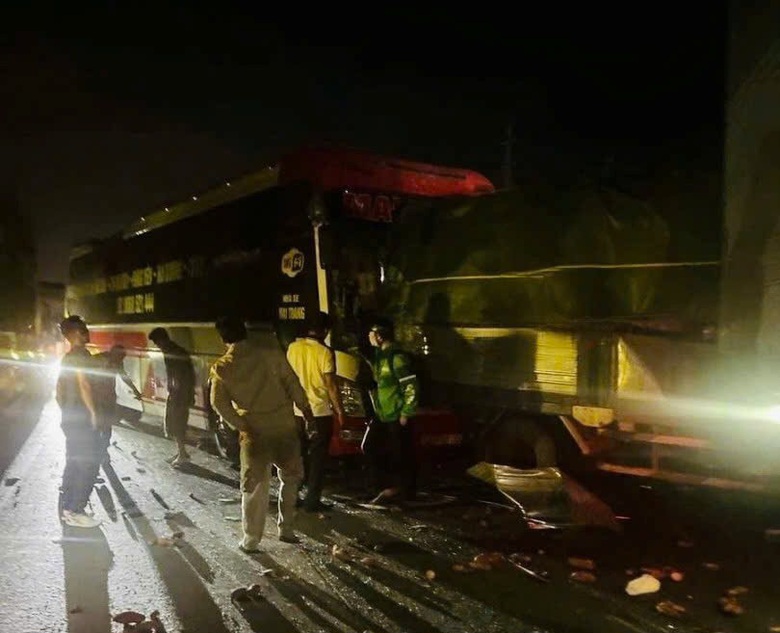 Tai nạn liên hoàn 4 ô tô làm quốc lộ 5 ùn tắc cục bộ- Ảnh 1. Tai nạn liên hoàn 4 ô tô làm quốc lộ 5 ùn tắc cục bộ- Ảnh 1.