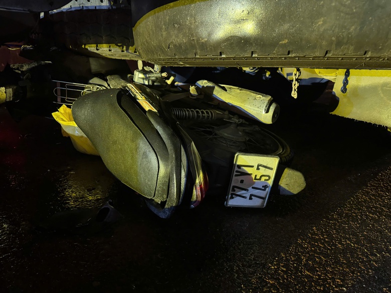 Va chạm với xe tải đỗ b&ecirc;n đường, người đ&agrave;n &ocirc;ng đi xe m&aacute;y tử vong tại chỗ- Ảnh 1.