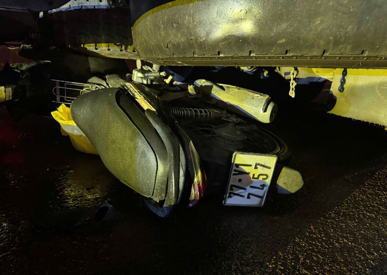 Chiếc xe m&aacute;y tại hiện trường vụ tai nạn.