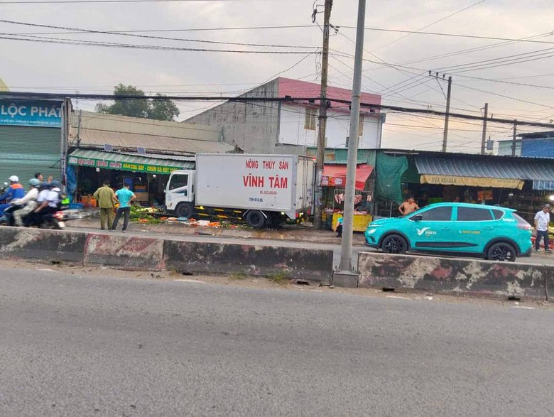 Long An: Xe tải lao l&ecirc;n vỉa h&egrave; t&ocirc;ng tr&uacute;ng sạp rau, người đ&agrave;n &ocirc;ng bỏ chạy tho&aacute;t th&acirc;n- Ảnh 1.