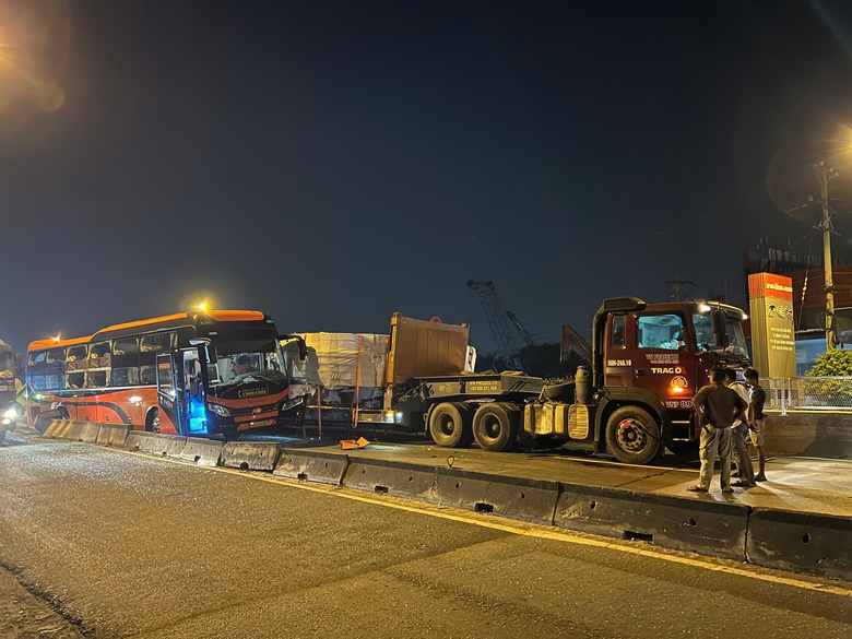 Xe giường nằm va chạm xe đầu kéo trên quốc lộ 1, giao thông ùn tắc nhiều giờ- Ảnh 2. Xe giường nằm va chạm xe đầu kéo trên quốc lộ 1, giao thông ùn tắc nhiều giờ- Ảnh 2.