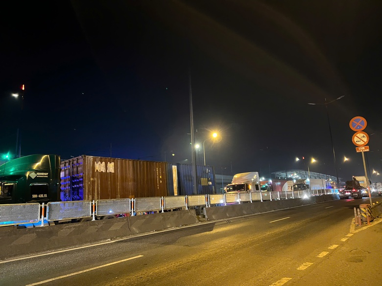 Xe giường nằm va chạm xe đầu kéo trên quốc lộ 1, giao thông ùn tắc nhiều giờ- Ảnh 5. Xe giường nằm va chạm xe đầu kéo trên quốc lộ 1, giao thông ùn tắc nhiều giờ- Ảnh 5.