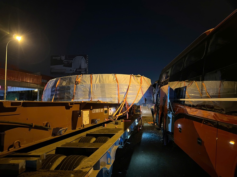 Xe giường nằm va chạm xe đầu kéo trên quốc lộ 1, giao thông ùn tắc nhiều giờ- Ảnh 4. Xe giường nằm va chạm xe đầu kéo trên quốc lộ 1, giao thông ùn tắc nhiều giờ- Ảnh 4.