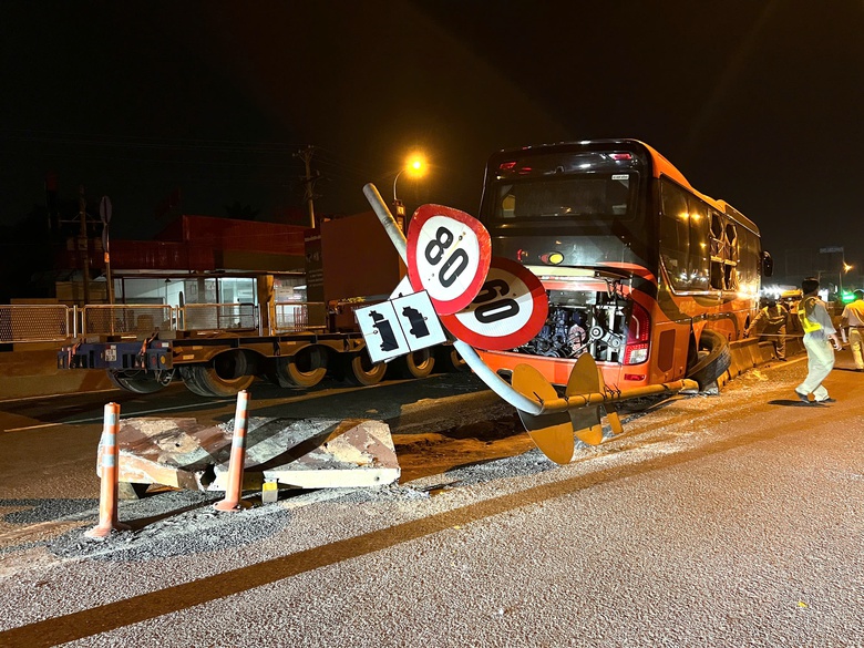 Xe giường nằm va chạm xe đầu kéo trên quốc lộ 1, giao thông ùn tắc nhiều giờ- Ảnh 3. Xe giường nằm va chạm xe đầu kéo trên quốc lộ 1, giao thông ùn tắc nhiều giờ- Ảnh 3.