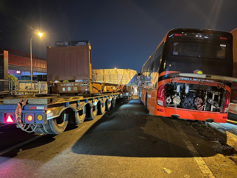 Xe giường nằm va chạm xe đầu kéo trên quốc lộ 1, giao thông ùn tắc nhiều giờ- Ảnh 1. Xe giường nằm va chạm xe đầu kéo trên quốc lộ 1, giao thông ùn tắc nhiều giờ- Ảnh 1.