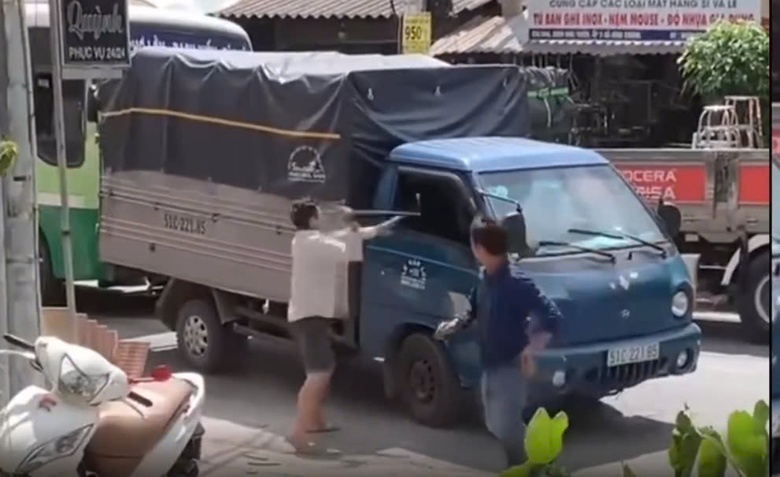 Nh&oacute;m người tr&ecirc;n hai xe tải đ&aacute;nh nhau như phim h&agrave;nh động n&aacute;o loạn cả đoạn đường- Ảnh 1.