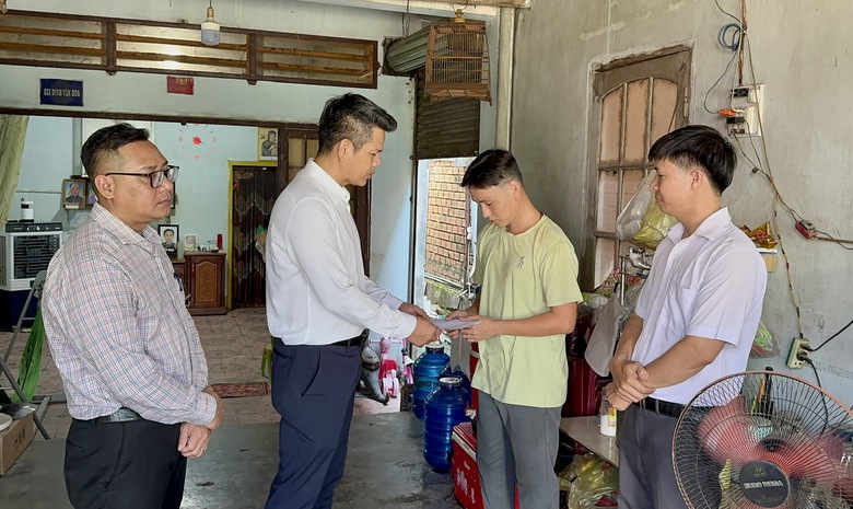 Đồng Nai: Thăm hỏi, chia sẻ kh&oacute; khăn với gia đ&igrave;nh nạn nh&acirc;n tai nạn giao th&ocirc;ng- Ảnh 3.