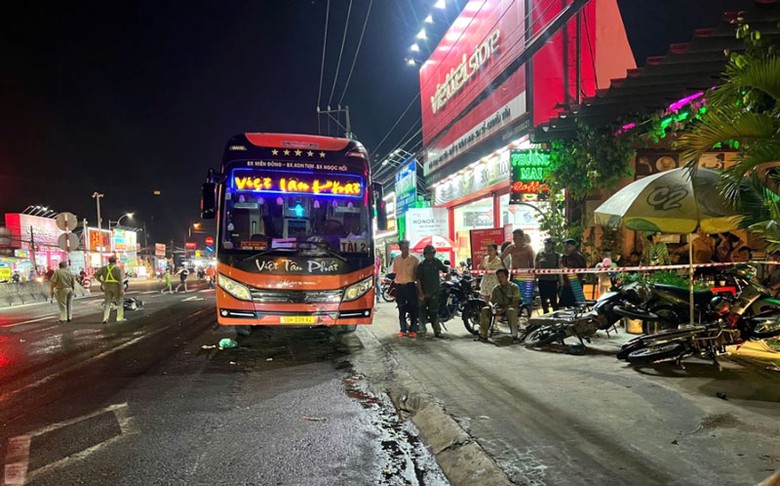 Lực lượng chức năng kh&aacute;m nghiệm hiện trường vụ tai nạn.