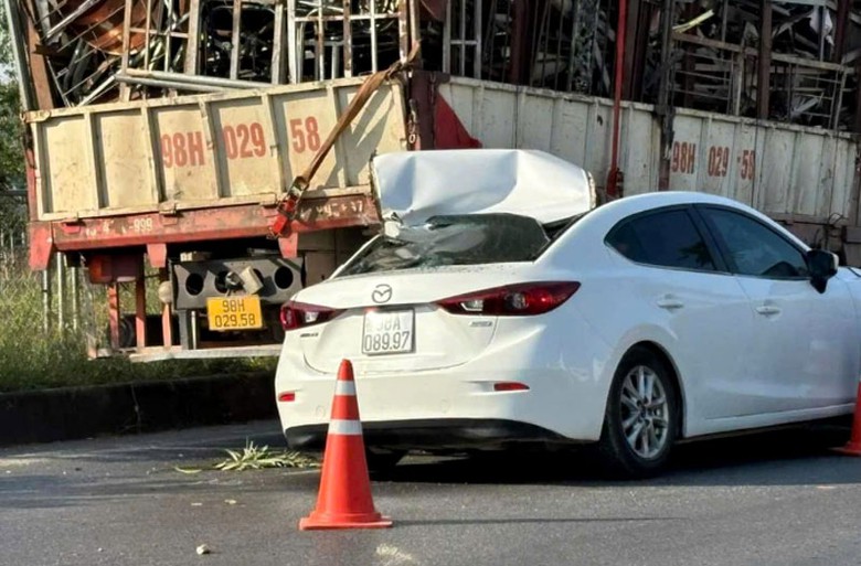 Hiện trường sau vụ tai nạn xe &ocirc; t&ocirc; con đ&acirc;m tr&uacute;ng xe tải bị nổ lốp tr&ecirc;n cao tốc H&agrave; Nội - Bắc Giang.