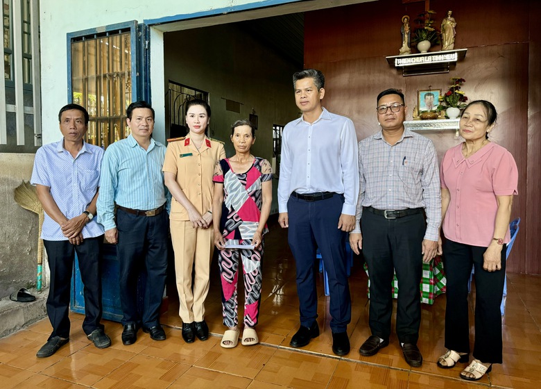 Đồng Nai: Thăm hỏi, chia sẻ kh&oacute; khăn với gia đ&igrave;nh nạn nh&acirc;n tai nạn giao th&ocirc;ng- Ảnh 6.