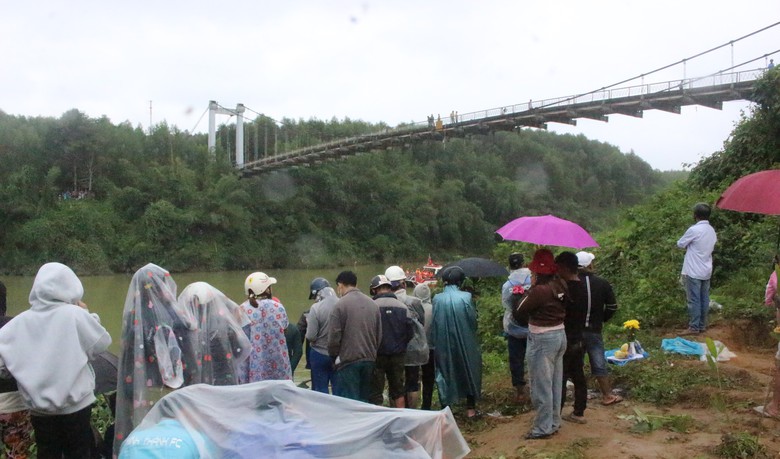 Đưa xe chở r&aacute;c gặp nạn l&ecirc;n bờ, vợ bầu mong ng&oacute;ng chồng mất t&iacute;ch- Ảnh 2.