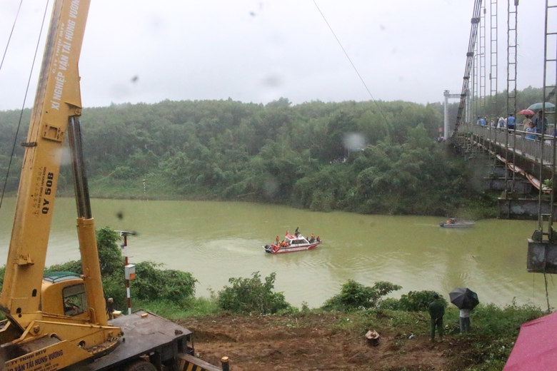 Đưa xe chở r&aacute;c gặp nạn l&ecirc;n bờ, vợ bầu mong ng&oacute;ng chồng mất t&iacute;ch- Ảnh 3.