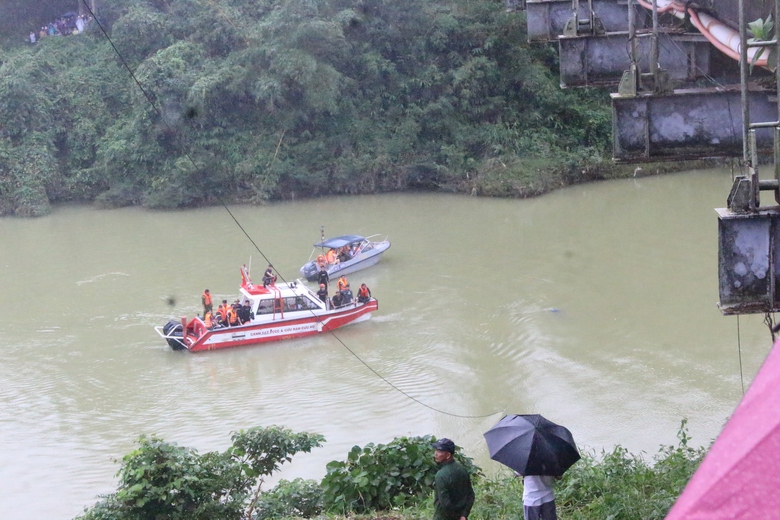 Đưa xe chở r&aacute;c gặp nạn l&ecirc;n bờ, vợ bầu mong ng&oacute;ng chồng mất t&iacute;ch- Ảnh 4.
