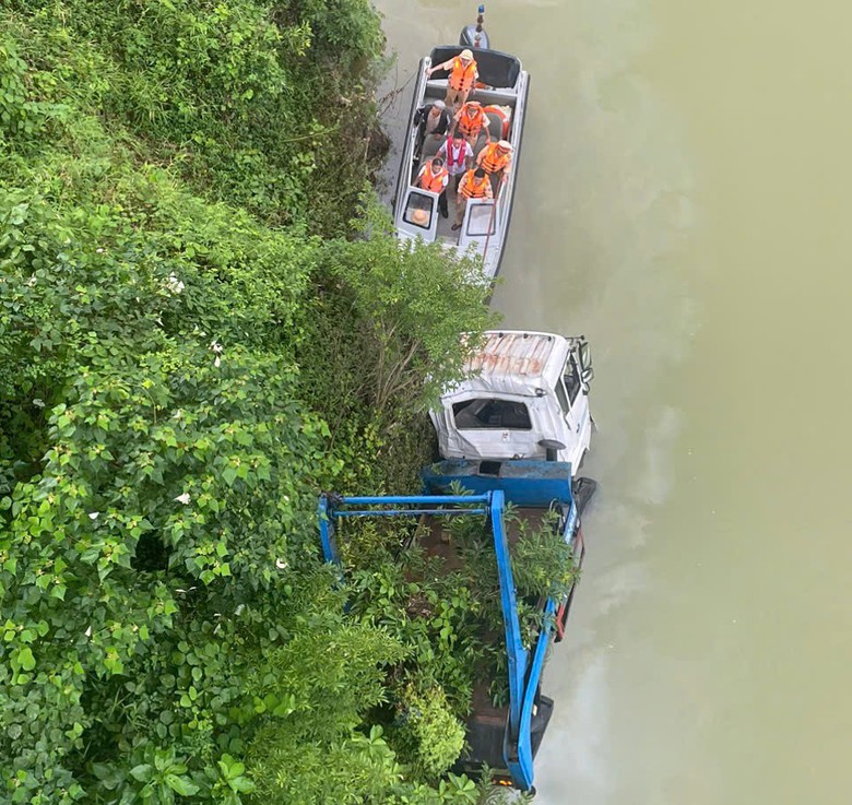 Đưa xe chở r&aacute;c gặp nạn l&ecirc;n bờ, vợ bầu mong ng&oacute;ng chồng mất t&iacute;ch- Ảnh 5.