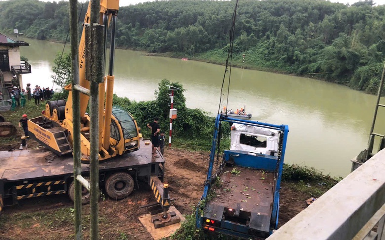 Đưa xe chở r&aacute;c gặp nạn l&ecirc;n bờ, vợ bầu mong ng&oacute;ng chồng mất t&iacute;ch