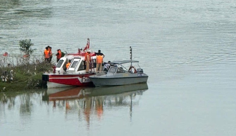 Danh t&iacute;nh 2 nạn nh&acirc;n mất t&iacute;ch vụ xe chở r&aacute;c va chạm lan can cầu, rơi xuống s&ocirc;ng- Ảnh 1.