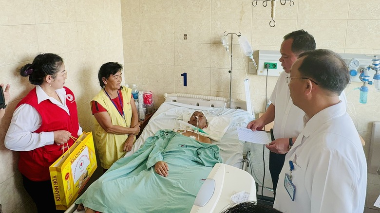 Đồng Nai: Thăm hỏi, chia sẻ kh&oacute; khăn với gia đ&igrave;nh nạn nh&acirc;n tai nạn giao th&ocirc;ng- Ảnh 2.