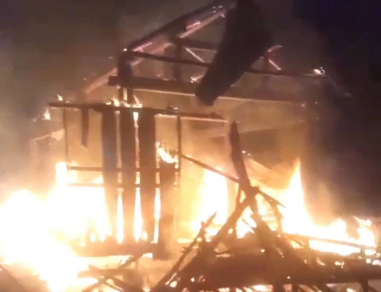 Hỏa hoạn trong đ&ecirc;m thi&ecirc;u rụi nh&agrave; d&acirc;n ở Quảng Ng&atilde;i- Ảnh 1.