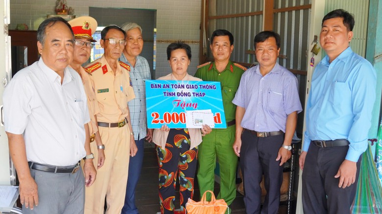 Đồng Th&aacute;p: Quan t&acirc;m gia đ&igrave;nh nạn nh&acirc;n tử vong do TNGT, chia sẻ nỗi đau với người ở lại- Ảnh 2.