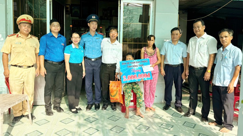 Đồng Th&aacute;p: Quan t&acirc;m gia đ&igrave;nh nạn nh&acirc;n tử vong do TNGT, chia sẻ nỗi đau với người ở lại- Ảnh 1.