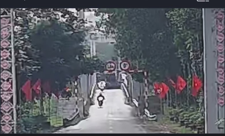 Khoảnh khắc xe chở r&aacute;c va chạm th&agrave;nh cầu treo, rơi xuống s&ocirc;ng, 2 người mất t&iacute;ch- Ảnh 1.