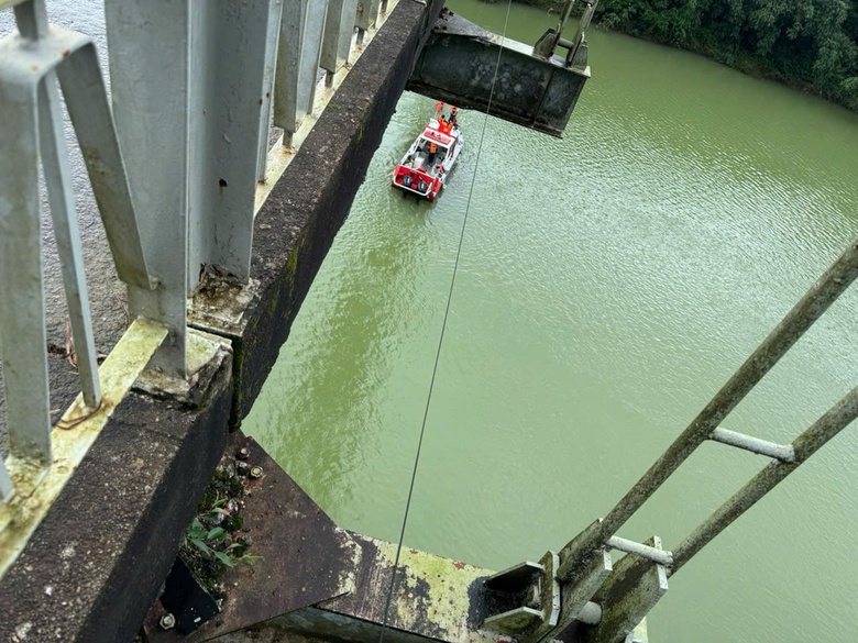 Khoảnh khắc xe chở r&aacute;c va chạm th&agrave;nh cầu treo, rơi xuống s&ocirc;ng, 2 người mất t&iacute;ch- Ảnh 6.