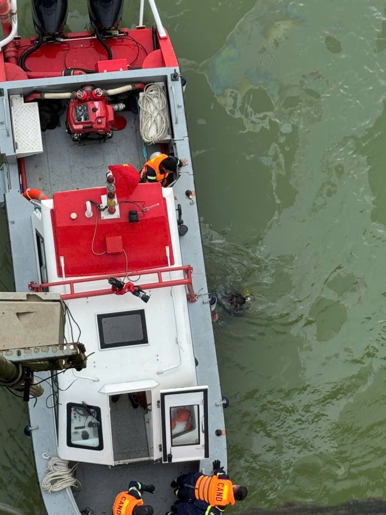 Khoảnh khắc xe chở r&aacute;c va chạm th&agrave;nh cầu treo, rơi xuống s&ocirc;ng, 2 người mất t&iacute;ch- Ảnh 4.