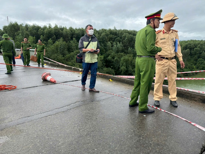 Khoảnh khắc xe chở r&aacute;c va chạm th&agrave;nh cầu treo, rơi xuống s&ocirc;ng, 2 người mất t&iacute;ch- Ảnh 3.