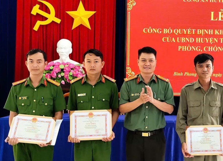 Long An: Bắt giữ đối tượng lừa c&uacute;ng giải hạn, chiếm đoạt gần 400 triệu đồng- Ảnh 1.