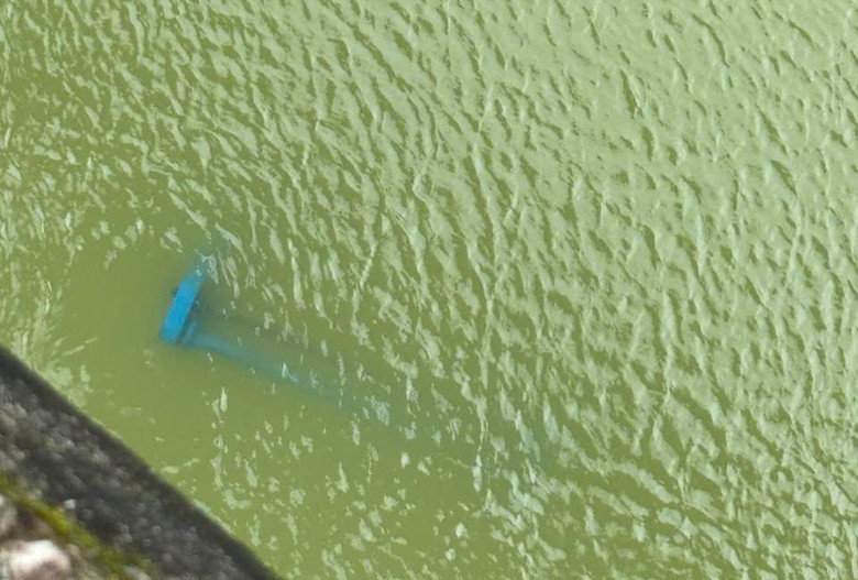 Xe chở r&aacute;c rơi xuống s&ocirc;ng l&agrave;m 2 người mất t&iacute;ch c&oacute; c&ograve;n hạn đăng kiểm?- Ảnh 1.