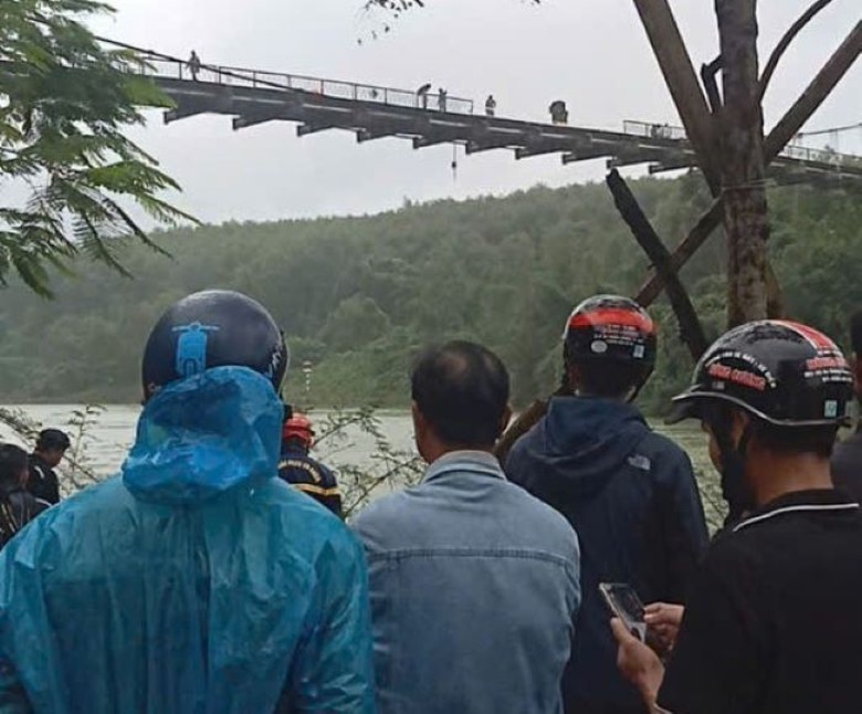 Xe chở r&aacute;c rơi xuống s&ocirc;ng l&agrave;m 2 người mất t&iacute;ch c&oacute; c&ograve;n hạn đăng kiểm?- Ảnh 3.