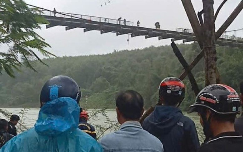 Thừa Thi&ecirc;n Huế: Xe chở r&aacute;c qua cầu treo bất ngờ rơi xuống s&ocirc;ng, 2 người mất t&iacute;ch