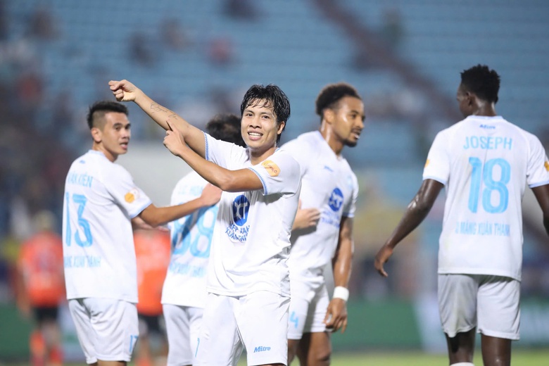 Ng&ocirc;i sao đang l&ecirc;n ở V-League bất ngờ được HLV Kim Sang-sik tặng "qu&agrave;"- Ảnh 1.