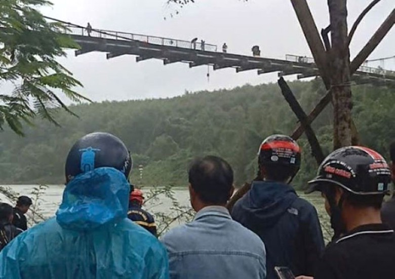 Lực lượng chức năng, chính quyền địa phương đang khẩn trương tìm kiếm 2 nạn nhân đang mất tích. Lực lượng chức năng, chính quyền địa phương đang khẩn trương tìm kiếm 2 nạn nhân đang mất tích.