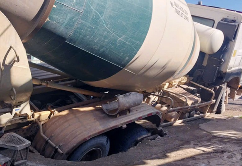 Xe bê tông sụp mương thoát nước. Xe bê tông sụp mương thoát nước.