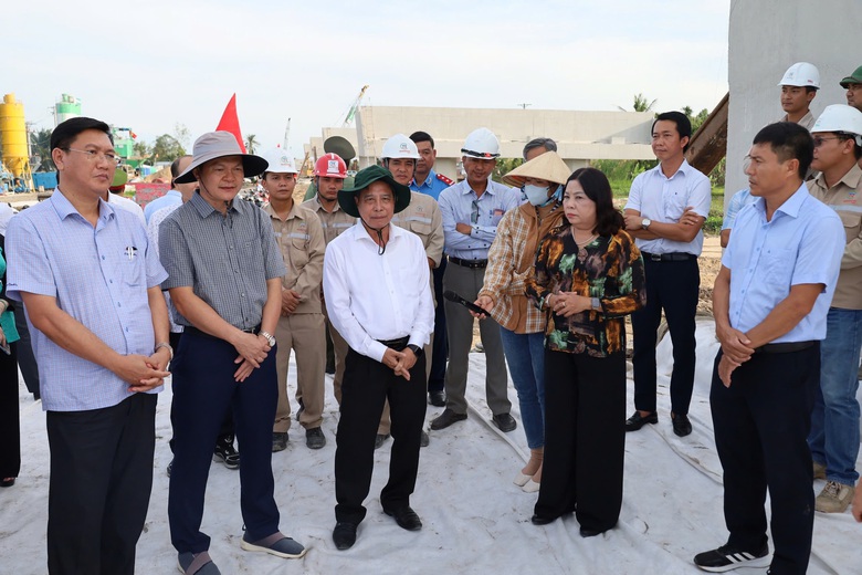 Chủ tịch UBND tỉnh Hậu Giang động vi&ecirc;n c&ocirc;ng nh&acirc;n tr&ecirc;n c&ocirc;ng trường cao tốc trục ngang- Ảnh 1.