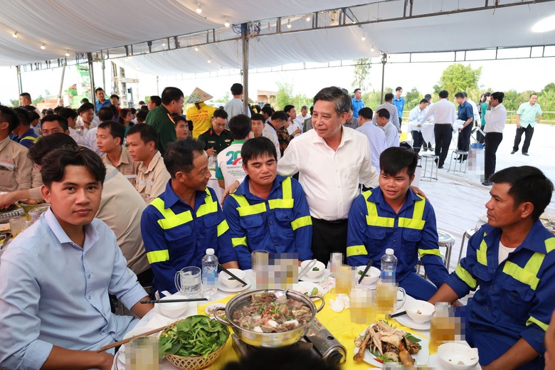 Chủ tịch UBND tỉnh Hậu Giang động vi&ecirc;n c&ocirc;ng nh&acirc;n tr&ecirc;n c&ocirc;ng trường cao tốc trục ngang- Ảnh 3.