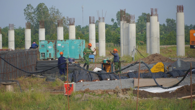 Chủ tịch UBND tỉnh Hậu Giang động vi&ecirc;n c&ocirc;ng nh&acirc;n tr&ecirc;n c&ocirc;ng trường cao tốc trục ngang- Ảnh 2.